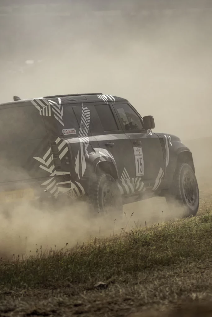 Dakar D7X-R, el Defender del desierto debutó en la campiña inglesa 4 Motor16 DEFENDER RALLY STEPHANE PETERHANSEL GOODWOOD OFF ROAD ARENA 003 Motor16