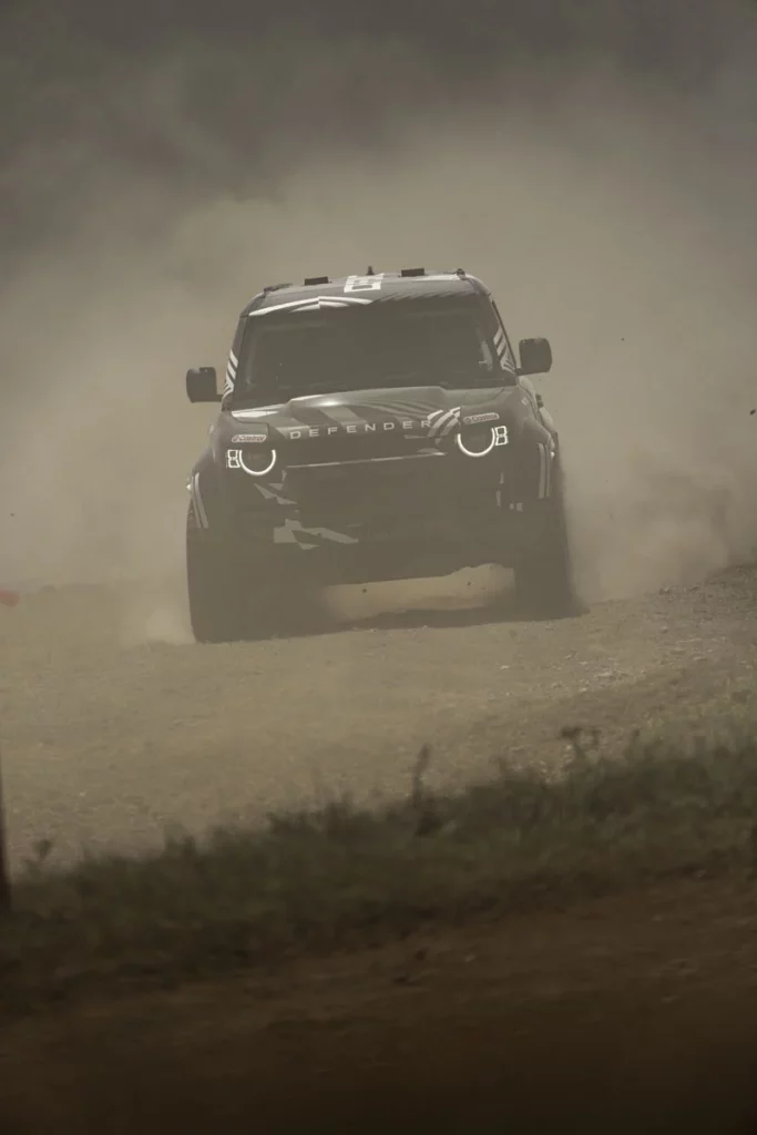 Dakar D7X-R, el Defender del desierto debutó en la campiña inglesa 12 Motor16 DEFENDER RALLY STEPHANE PETERHANSEL GOODWOOD OFF ROAD ARENA 006 Motor16
