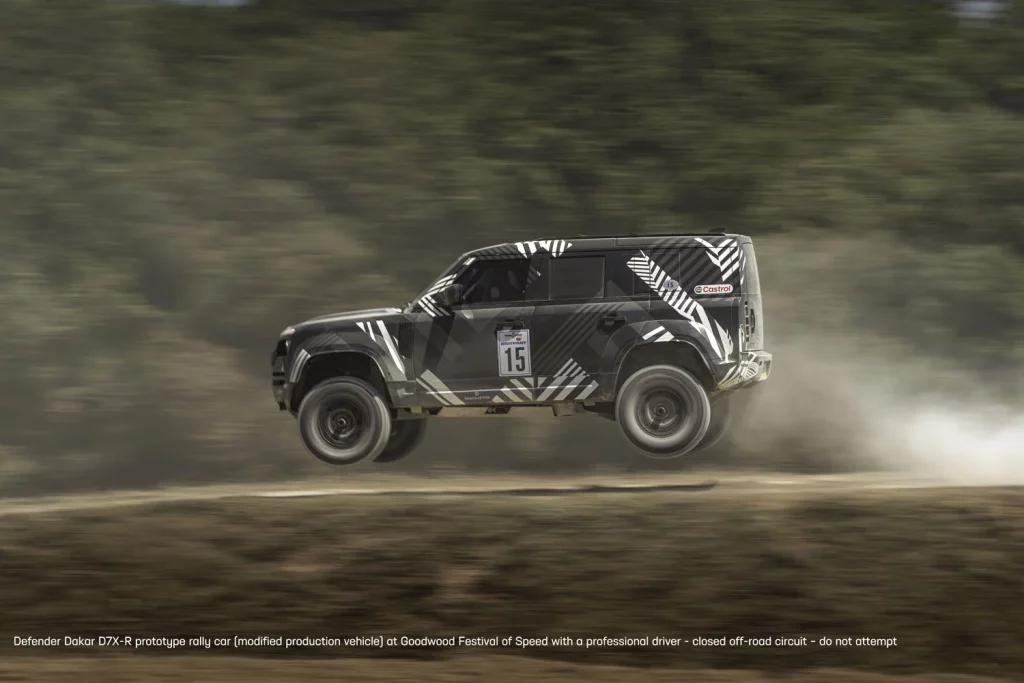 Dakar D7X-R, el Defender del desierto debutó en la campiña inglesa 13 Motor16 DEFENDER RALLY STEPHANE PETERHANSEL GOODWOOD OFF ROAD ARENA 007 DISCLAIMER Motor16