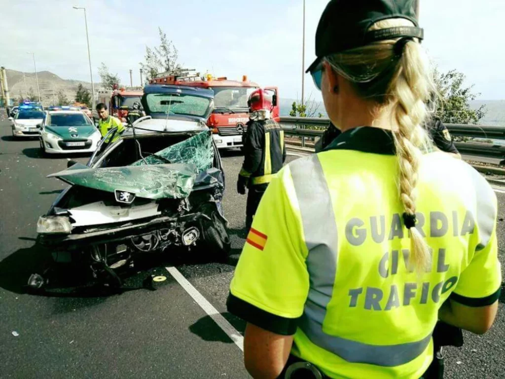 Guardia civil observa restos de un accidente
