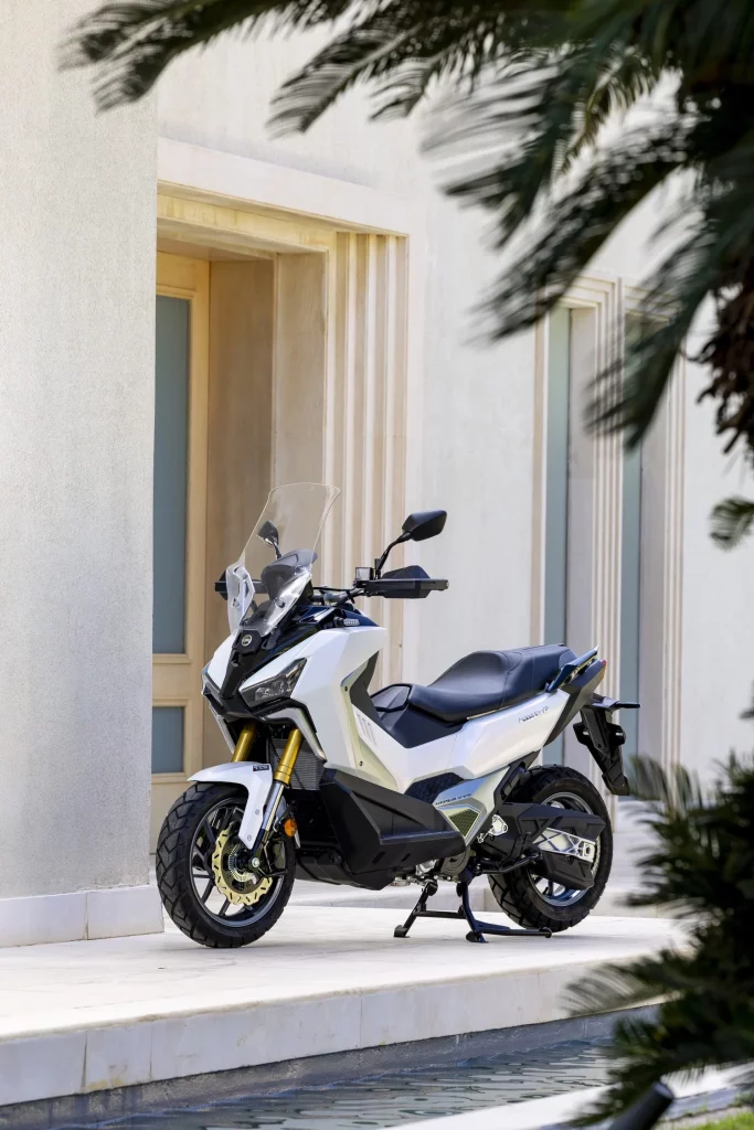 SYM ADXTG 400: Estrena sensacional scooter crossover por menos de 7.000 euros 1 Motor16 2025 SYM ADXTG 400. Imagen exterior.