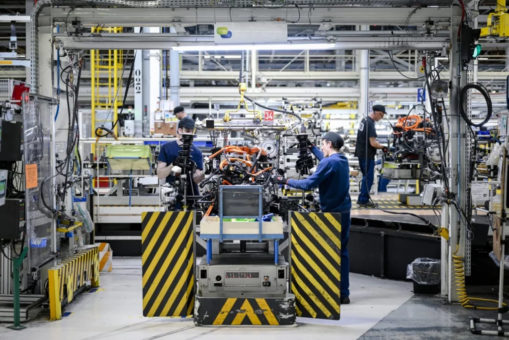 Stellantis y sus cifras para enmarcar en el primer semestre de un complejo año para la industria automovilística 4 Motor16 EmployeesatHordainFrancemanufacturingfacility Motor16
