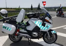 ¿Cómo levantar una moto pesada del suelo? La Guardia Civil de Tráfico te da la clave en sus redes sociales