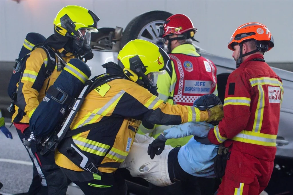 EuropaPress 5613604 personal emergencia realiza evacuacion accidentados simulacro anual Motor16