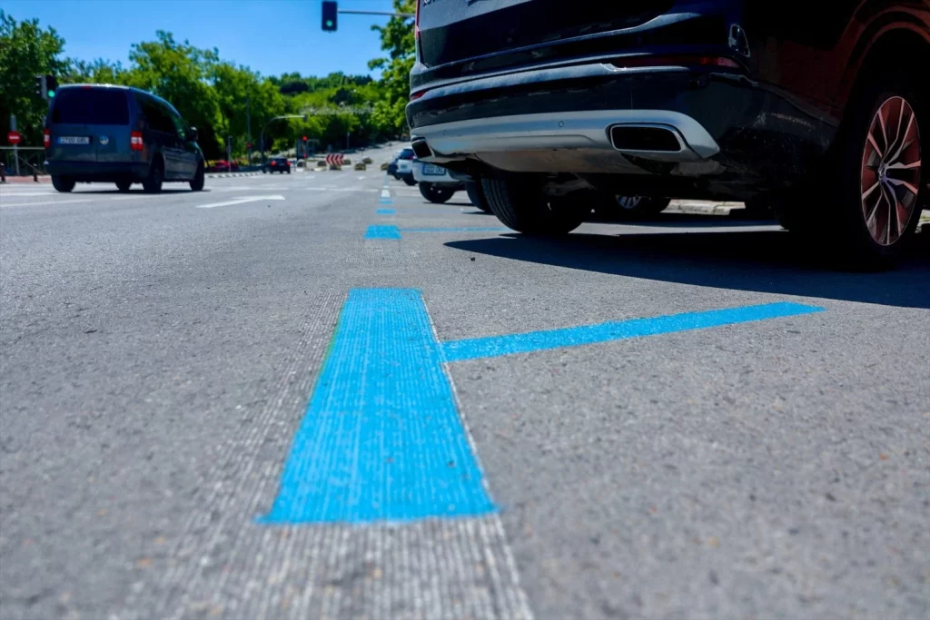 Parclick lanza la función de "desaparcar" para pagar solo por el tiempo real de aparcamiento 1 Motor16 EuropaPress 5944756 detalle senalizacion zona azul mayo 2024 madrid espana diferencia principal Motor16