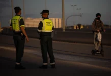 Mira al suelo antes de subirte al coche: el consejo que la Policía quiere que pongas en práctica. En verano aún más