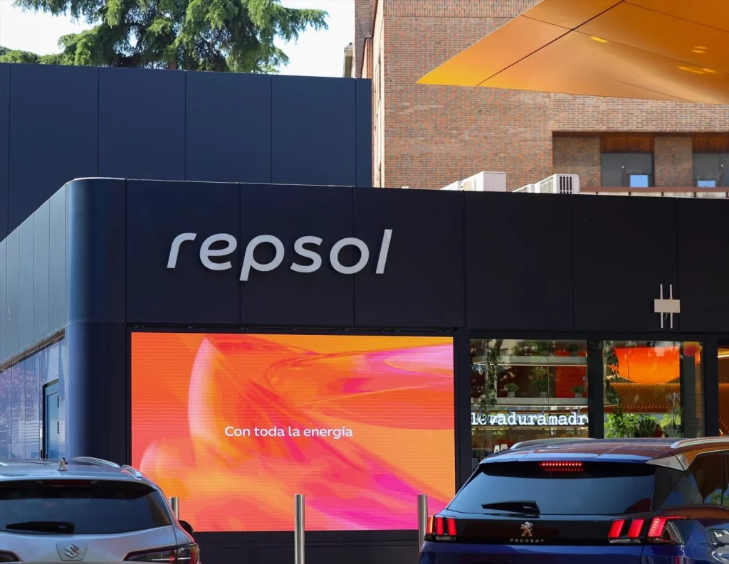 Repsol pone 10.000 euros en juego cada día para los que reposten en sus gasolineras 2 Motor16 EuropaPress 6825364 estacion servicio repsol nueva imagen marca 27 junio 2025 madrid espana Motor16
