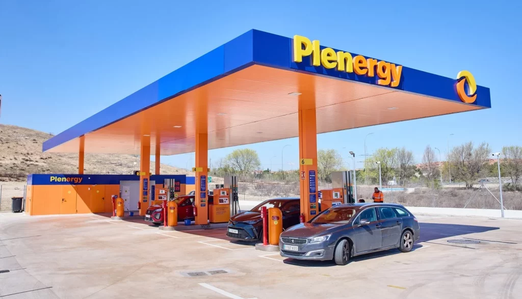 Gasolinera estacion servicio PLENERGY MADRID IX 114 1 min 2 Motor16