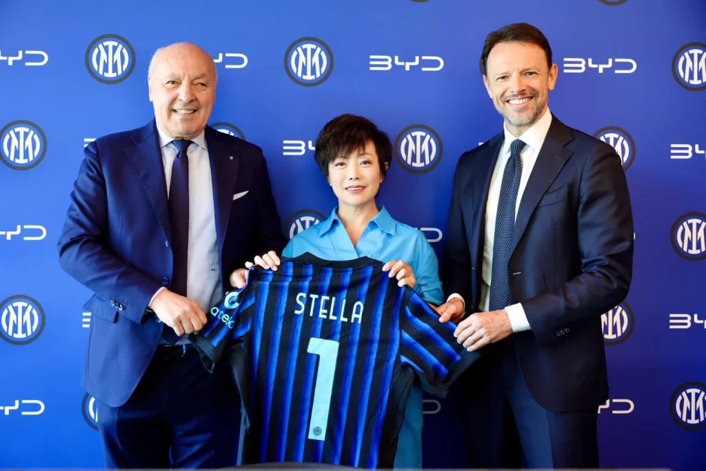 Giuseppe Marotta Presidente y CEO del Inter de Milan Stella Li Vicepresidenta Ejecutiva de BYD Y Giorgio Ricci Director de Estrategia Comercial del Inter de Milan Motor16