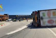 La multa que la Guardia Civil de Tráfico puede ponerte si paras tu coche en la carretera para coger cerveza, yogures o patatas fritas de un camión accidentado