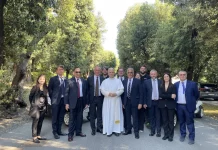 El papa León XIV se pasa a las ‘0 emisiones’ con estos dos ‘papamóviles eléctricos’ que ya tiene en su garaje