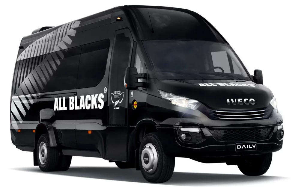 8 IVECO Daily que han roto moldes en sus 50 años de historia 2 Motor16 IVECO Daily All Blacks Motor16