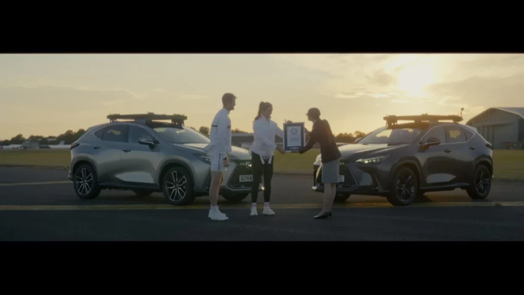 ¿Se puede jugar al tenis sobre el techo de un coche en movimiento? Lexus demuestra que sí 2 Motor16 Jamie Murray y Laura Robson Lexus NX Record Guinness1 Motor16