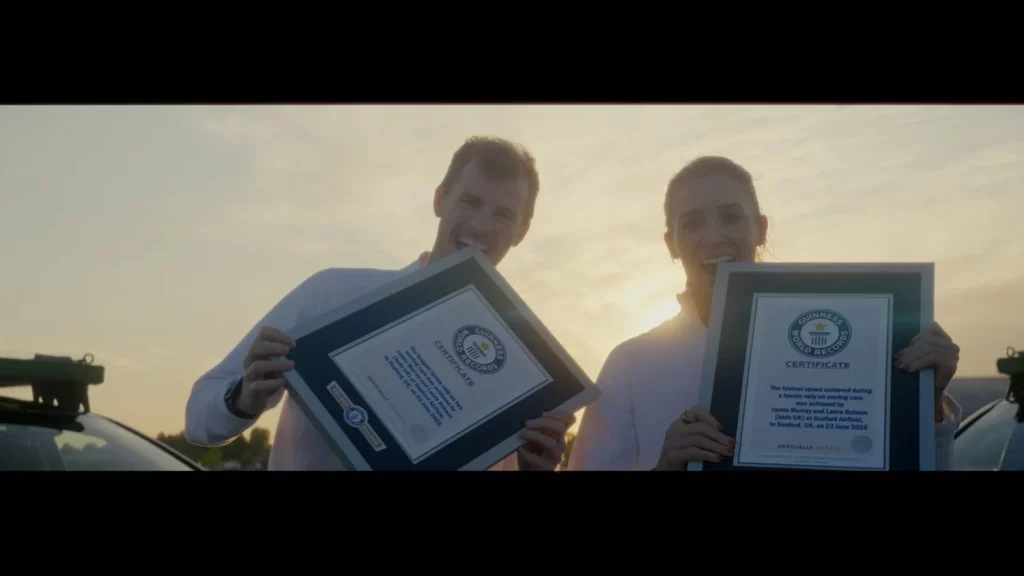 ¿Se puede jugar al tenis sobre el techo de un coche en movimiento? Lexus demuestra que sí 3 Motor16 Jamie Murray y Laura Robson Lexus NX Record Guinness2 Motor16