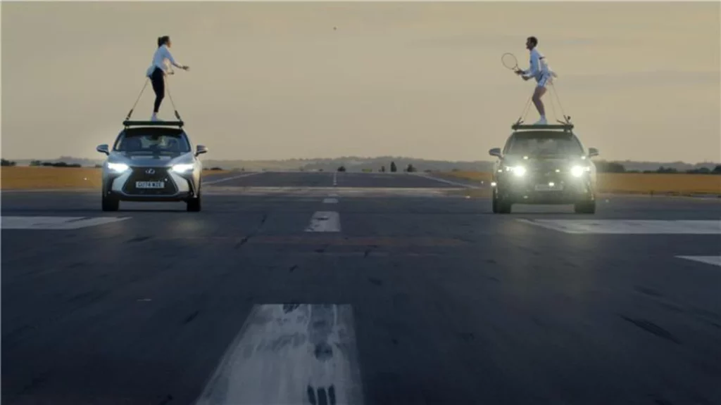 ¿Se puede jugar al tenis sobre el techo de un coche en movimiento? Lexus demuestra que sí 1 Motor16 Jamie Murray y Laura Robson Lexus NX Record Guinness6 Motor16