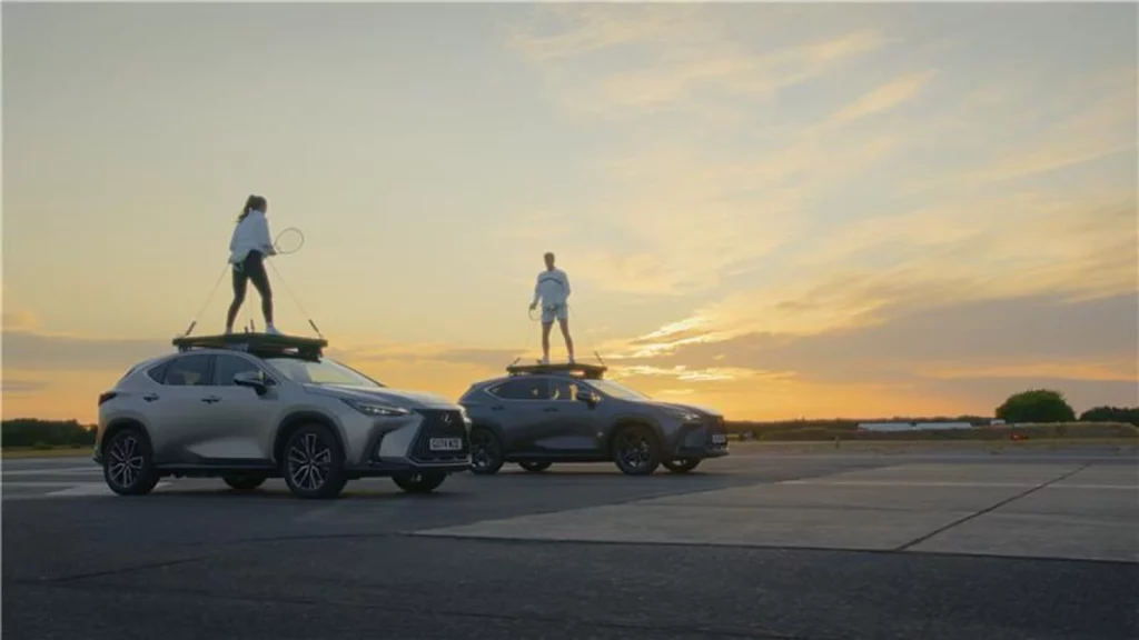 ¿Se puede jugar al tenis sobre el techo de un coche en movimiento? Lexus demuestra que sí 6 Motor16 Jamie Murray y Laura Robson Lexus NX Record Guinness7 Motor16