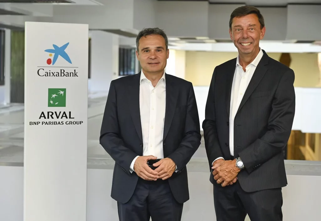 Arval y CaixaBank renuevan su alianza en el negocio del renting y la movilidad 1 Motor16 Jordi Nicolau director de Payments Consumer de CaixaBank y Alain van Groenendael CEO de Arval Motor16