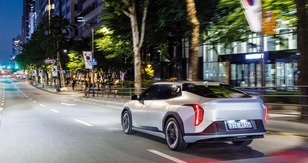 Kia EV4, un nuevo eléctrico llamado al éxito 1 Motor16 KIA EV4 2 Motor16