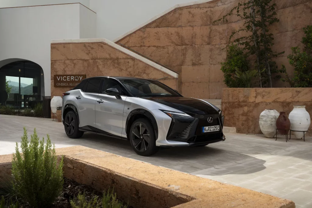 Probamos el nuevo Lexus RZ, el eléctrico que reinventa la forma de conducir 8 Motor16 LEXUS RZ F SPORT 1 Motor16