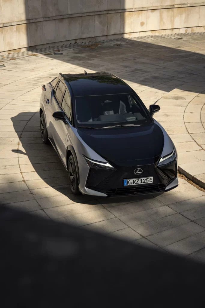 Probamos el nuevo Lexus RZ, el eléctrico que reinventa la forma de conducir 17 Motor16 LEXUS RZ F SPORT 10 Motor16