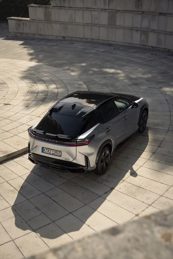 Probamos el nuevo Lexus RZ, el eléctrico que reinventa la forma de conducir 19 Motor16 LEXUS RZ F SPORT 12 Motor16