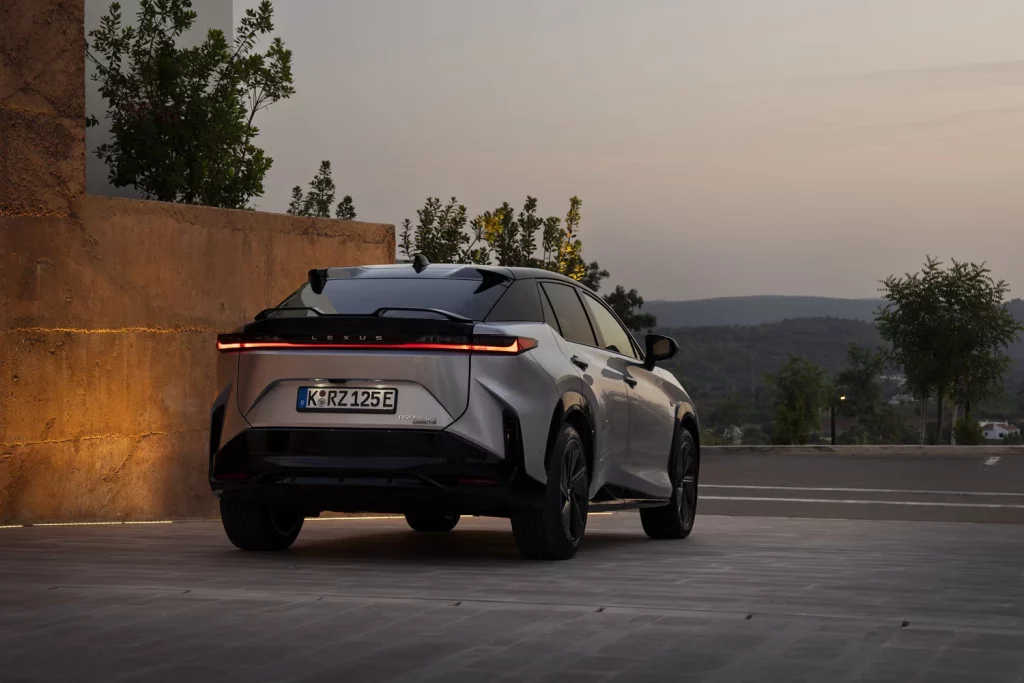 Probamos el nuevo Lexus RZ, el eléctrico que reinventa la forma de conducir 20 Motor16 LEXUS RZ F SPORT 13 Motor16