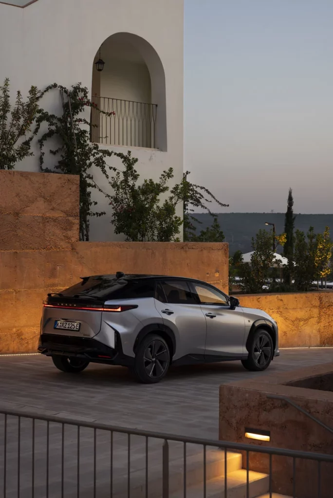 Probamos el nuevo Lexus RZ, el eléctrico que reinventa la forma de conducir 21 Motor16 LEXUS RZ F SPORT 14 Motor16