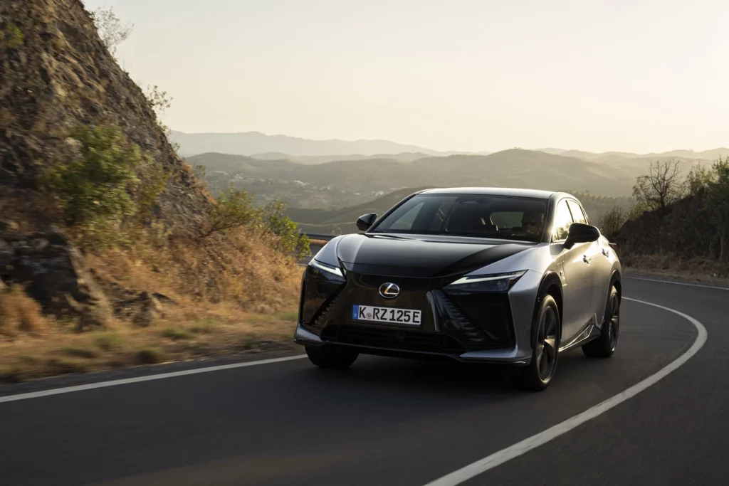 Probamos el nuevo Lexus RZ, el eléctrico que reinventa la forma de conducir 24 Motor16 LEXUS RZ F SPORT 17 Motor16