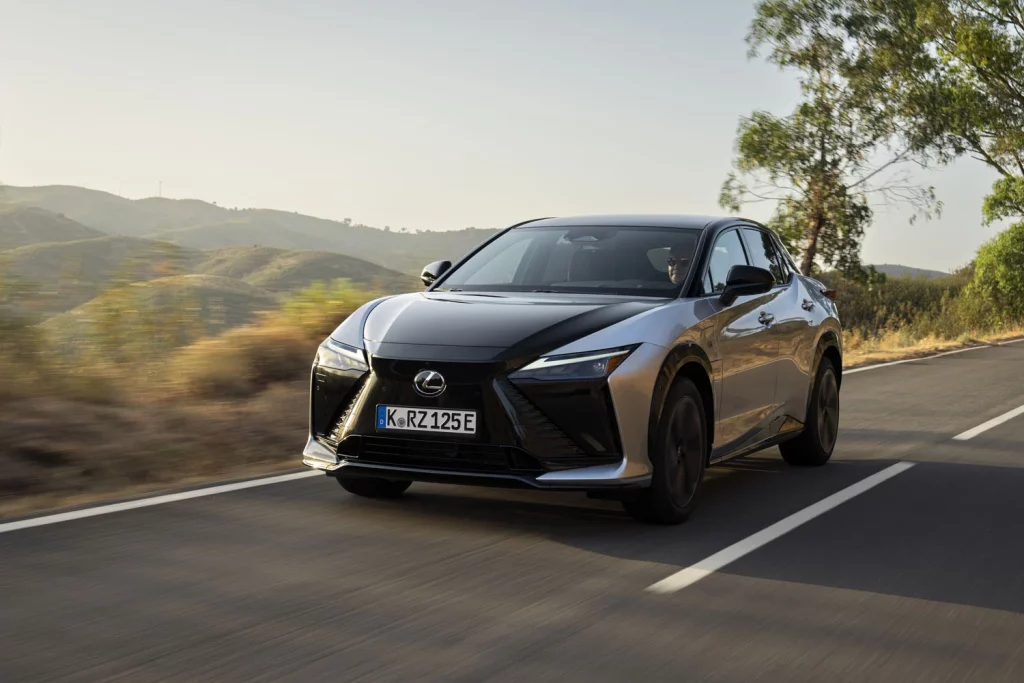 Probamos el nuevo Lexus RZ, el eléctrico que reinventa la forma de conducir 25 Motor16 LEXUS RZ F SPORT 18 Motor16