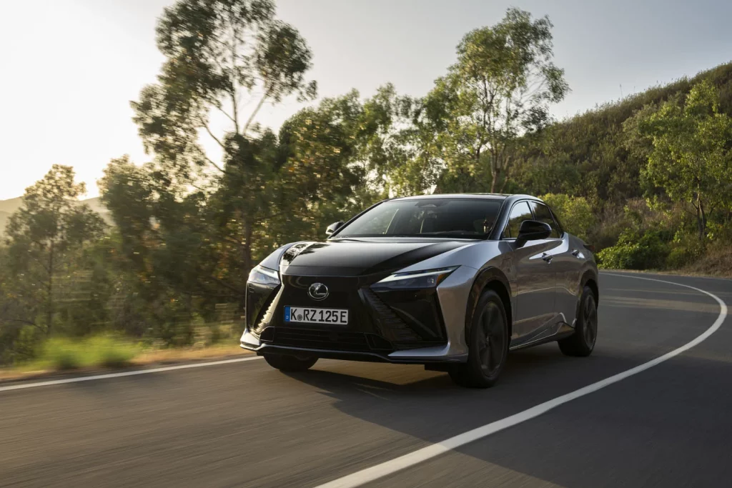 Probamos el nuevo Lexus RZ, el eléctrico que reinventa la forma de conducir 26 Motor16 LEXUS RZ F SPORT 19 Motor16