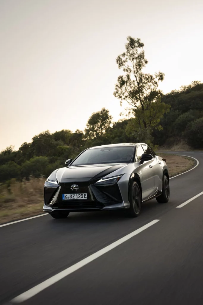 Probamos el nuevo Lexus RZ, el eléctrico que reinventa la forma de conducir 27 Motor16 LEXUS RZ F SPORT 20 Motor16