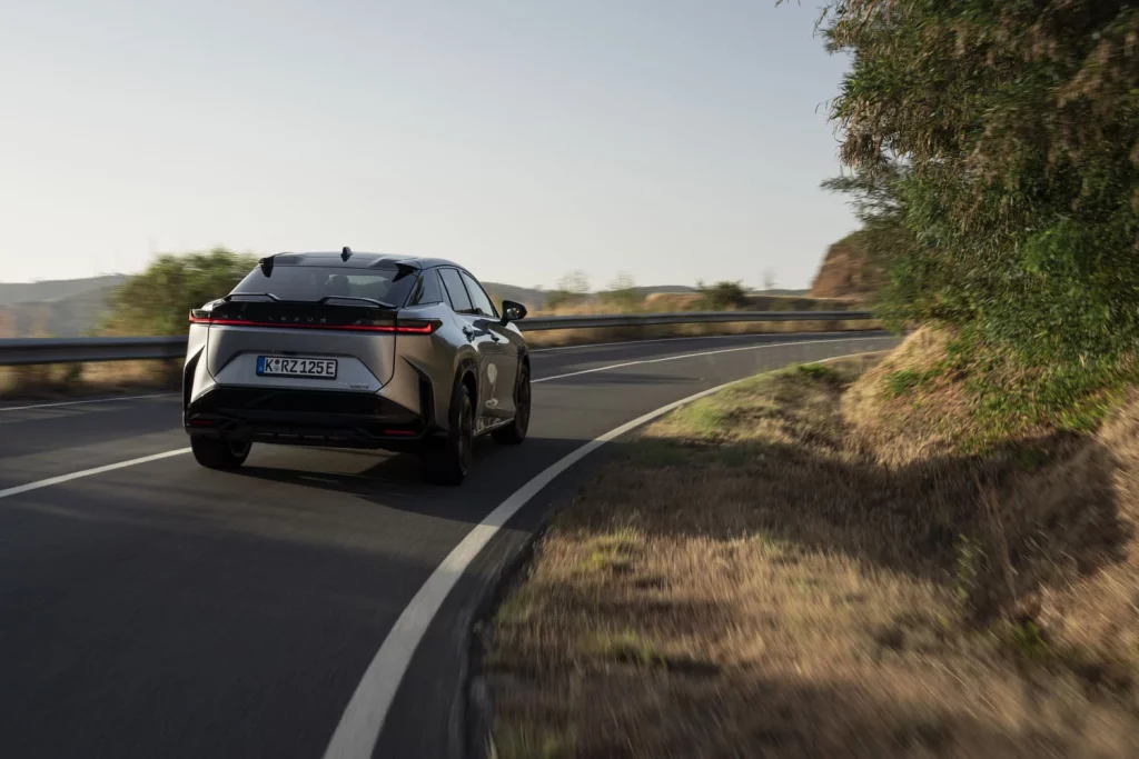 Probamos el nuevo Lexus RZ, el eléctrico que reinventa la forma de conducir 29 Motor16 LEXUS RZ F SPORT 22 Motor16
