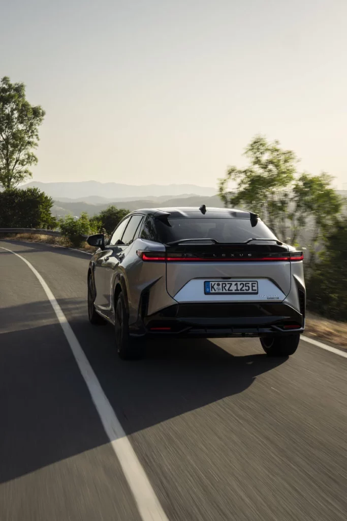 Probamos el nuevo Lexus RZ, el eléctrico que reinventa la forma de conducir 30 Motor16 LEXUS RZ F SPORT 23 Motor16