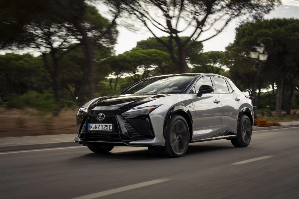 Probamos el nuevo Lexus RZ, el eléctrico que reinventa la forma de conducir 32 Motor16 LEXUS RZ F SPORT 25 Motor16
