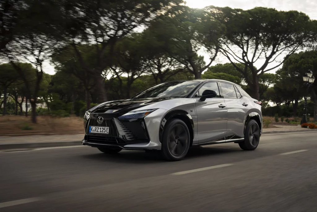 Probamos el nuevo Lexus RZ, el eléctrico que reinventa la forma de conducir 33 Motor16 LEXUS RZ F SPORT 26 Motor16