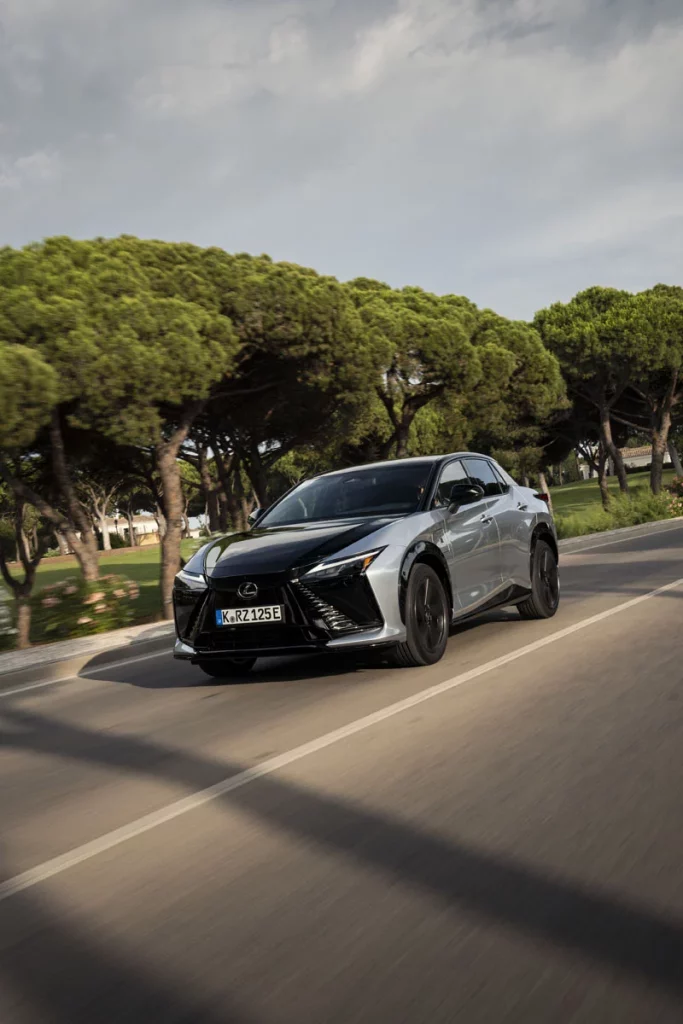 Probamos el nuevo Lexus RZ, el eléctrico que reinventa la forma de conducir 34 Motor16 LEXUS RZ F SPORT 27 Motor16