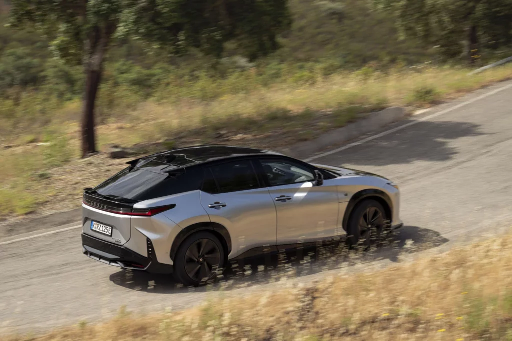 Probamos el nuevo Lexus RZ, el eléctrico que reinventa la forma de conducir 35 Motor16 LEXUS RZ F SPORT 28 Motor16
