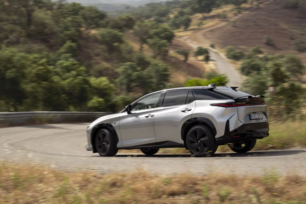 Probamos el nuevo Lexus RZ, el eléctrico que reinventa la forma de conducir 36 Motor16 LEXUS RZ F SPORT 29 Motor16