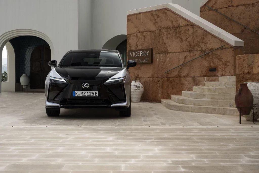 Probamos el nuevo Lexus RZ, el eléctrico que reinventa la forma de conducir 10 Motor16 LEXUS RZ F SPORT 3 Motor16