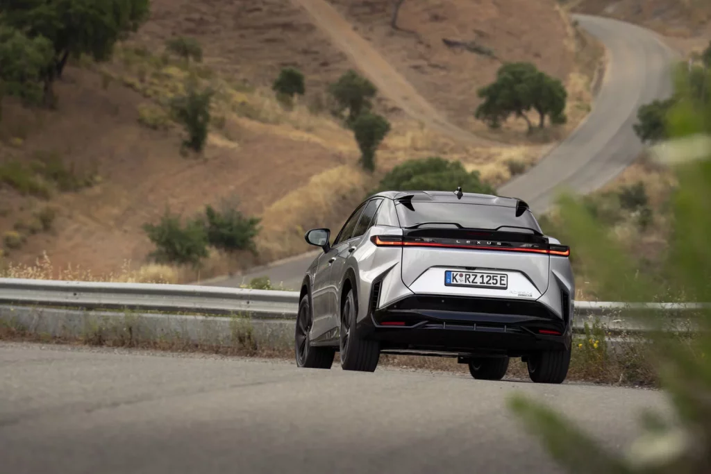 Probamos el nuevo Lexus RZ, el eléctrico que reinventa la forma de conducir 37 Motor16 LEXUS RZ F SPORT 30 Motor16