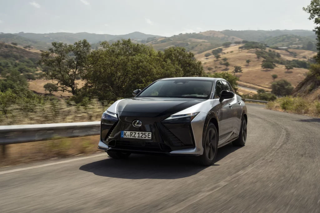 Probamos el nuevo Lexus RZ, el eléctrico que reinventa la forma de conducir 38 Motor16 LEXUS RZ F SPORT 31 Motor16