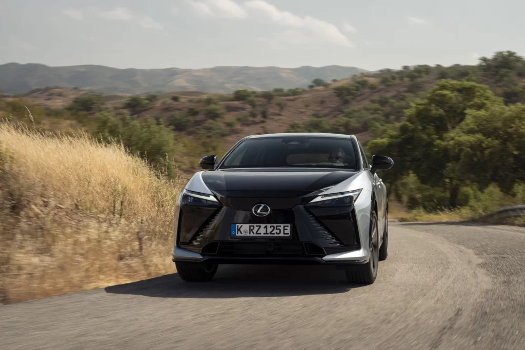 Probamos el nuevo Lexus RZ, el eléctrico que reinventa la forma de conducir 4 Motor16 LEXUS RZ F SPORT 32 Motor16