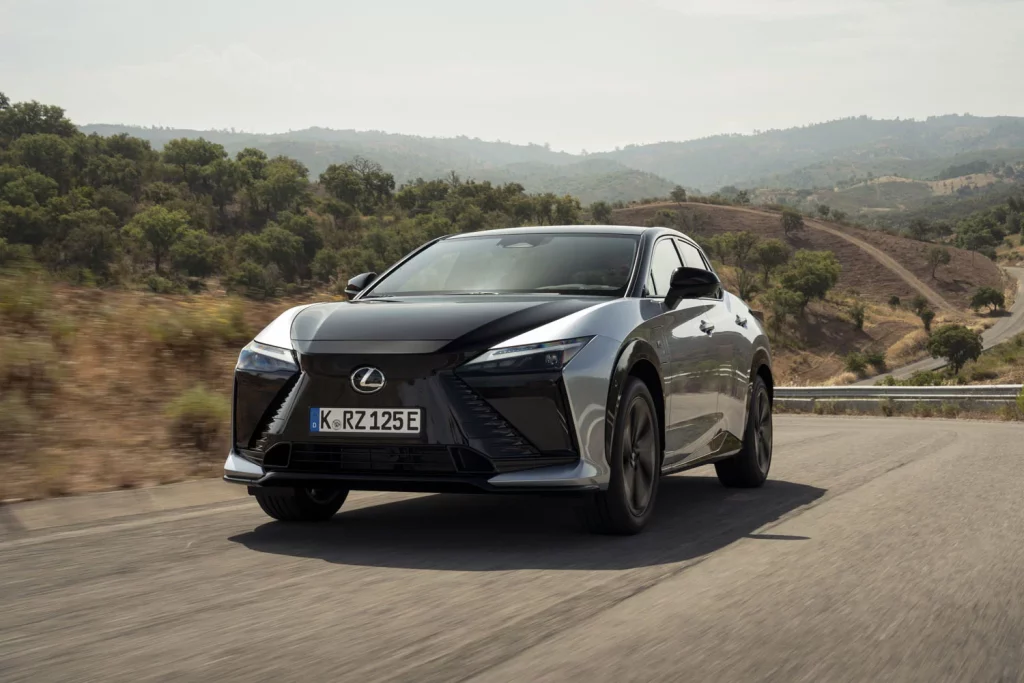 Probamos el nuevo Lexus RZ, el eléctrico que reinventa la forma de conducir 40 Motor16 LEXUS RZ F SPORT 33 Motor16