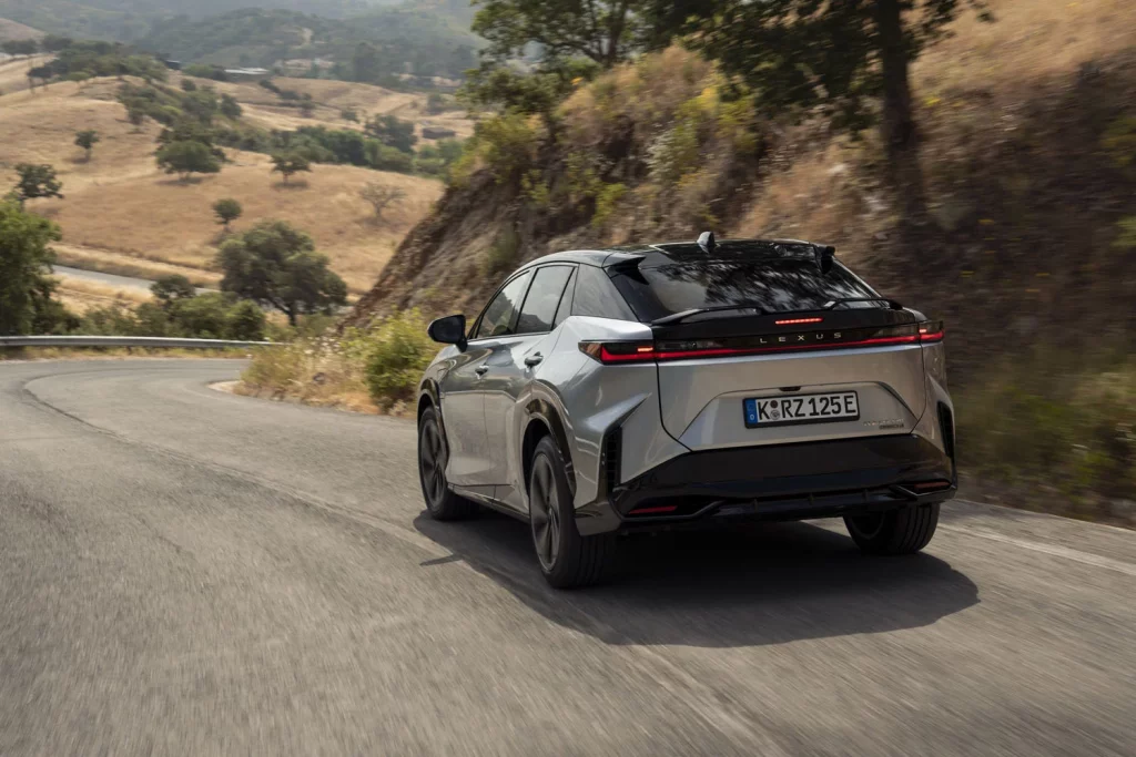 Probamos el nuevo Lexus RZ, el eléctrico que reinventa la forma de conducir 41 Motor16 LEXUS RZ F SPORT 34 Motor16