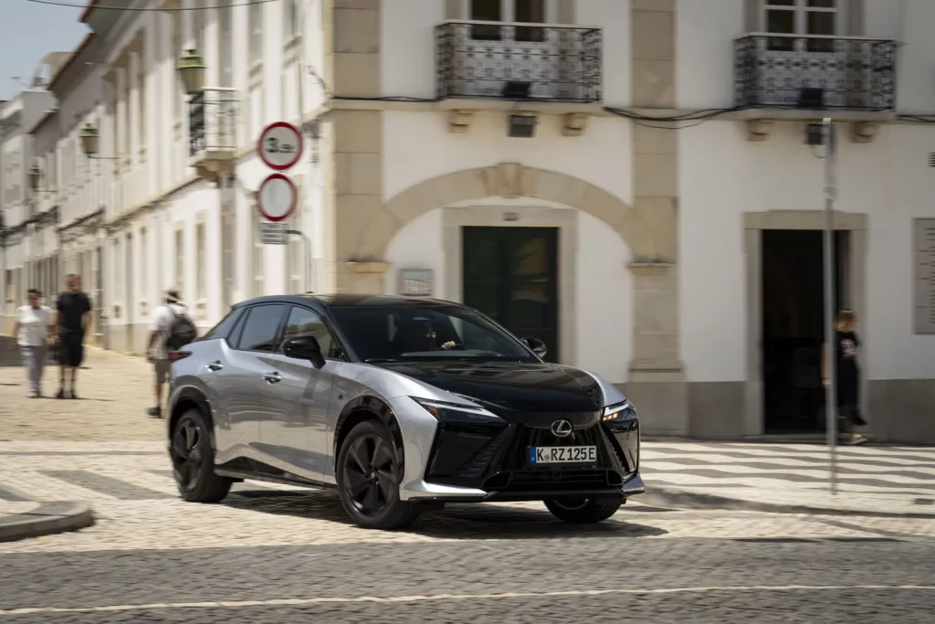 Probamos el nuevo Lexus RZ, el eléctrico que reinventa la forma de conducir 3 Motor16 LEXUS RZ F SPORT 36 Motor16
