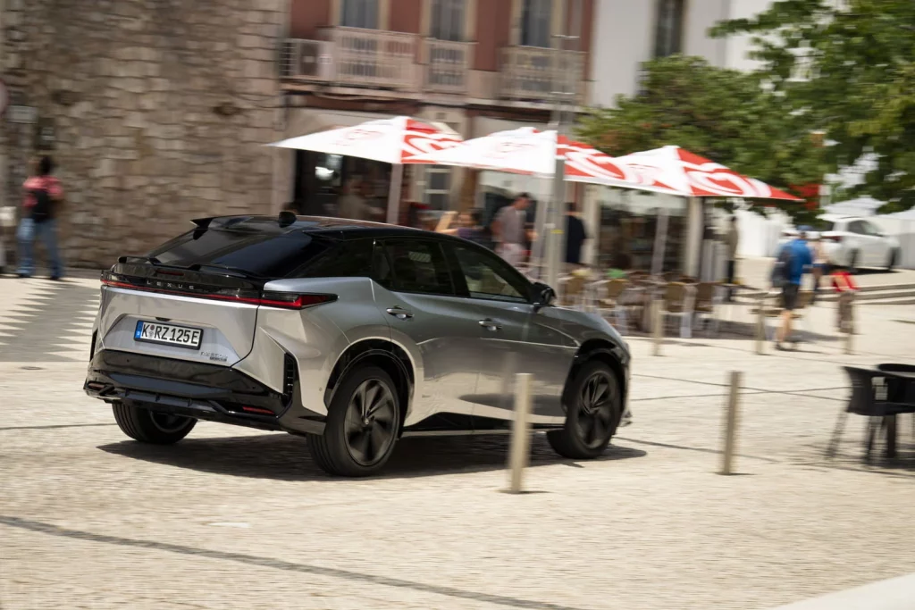Probamos el nuevo Lexus RZ, el eléctrico que reinventa la forma de conducir 44 Motor16 LEXUS RZ F SPORT 37 Motor16