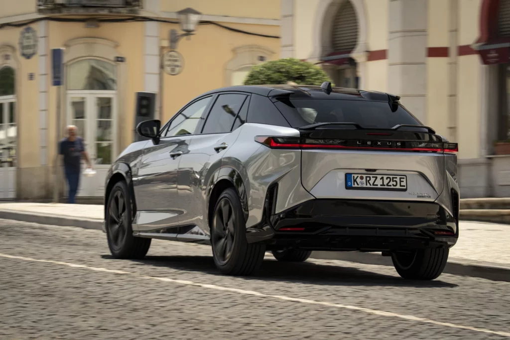Probamos el nuevo Lexus RZ, el eléctrico que reinventa la forma de conducir 45 Motor16 LEXUS RZ F SPORT 38 Motor16