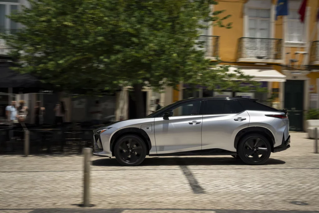 Probamos el nuevo Lexus RZ, el eléctrico que reinventa la forma de conducir 46 Motor16 LEXUS RZ F SPORT 39 Motor16