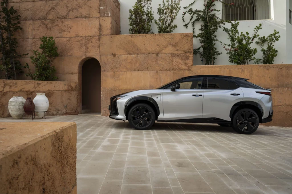 Probamos el nuevo Lexus RZ, el eléctrico que reinventa la forma de conducir 11 Motor16 LEXUS RZ F SPORT 4 Motor16