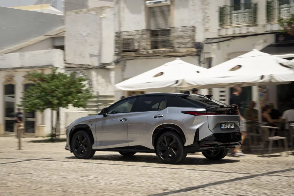 Probamos el nuevo Lexus RZ, el eléctrico que reinventa la forma de conducir 47 Motor16 LEXUS RZ F SPORT 40 Motor16
